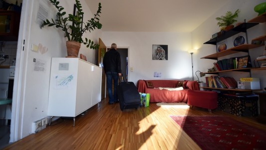 Menschen übernachten bei Fremden auf der Couch. (Foto: dpa)