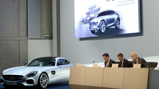 Beim dem Autohersteller Daimler haben die Chefs die Bilanz des Unternehmens vorgestellt. Sie gibt Auskunft darüber, wie gut oder schlecht es einem Unternehmen geht. (Foto: dpa)