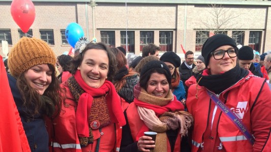 Susi Rentzsch ist auf dem Bild die zweite Frau von links. Sie streikte in Berlin. (Foto: dpa)
