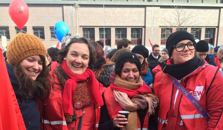Susi Rentzsch ist auf dem Bild die zweite Frau von links. Sie streikte in Berlin. (Foto: dpa)