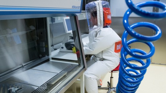 Bevor in dem Labor richtig gearbeitet wird, machen Fachleute erst mal viele Technik-Tests. (Foto: dpa)