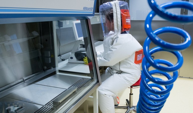 Bevor in dem Labor richtig gearbeitet wird, machen Fachleute erst mal viele Technik-Tests. (Foto: dpa)