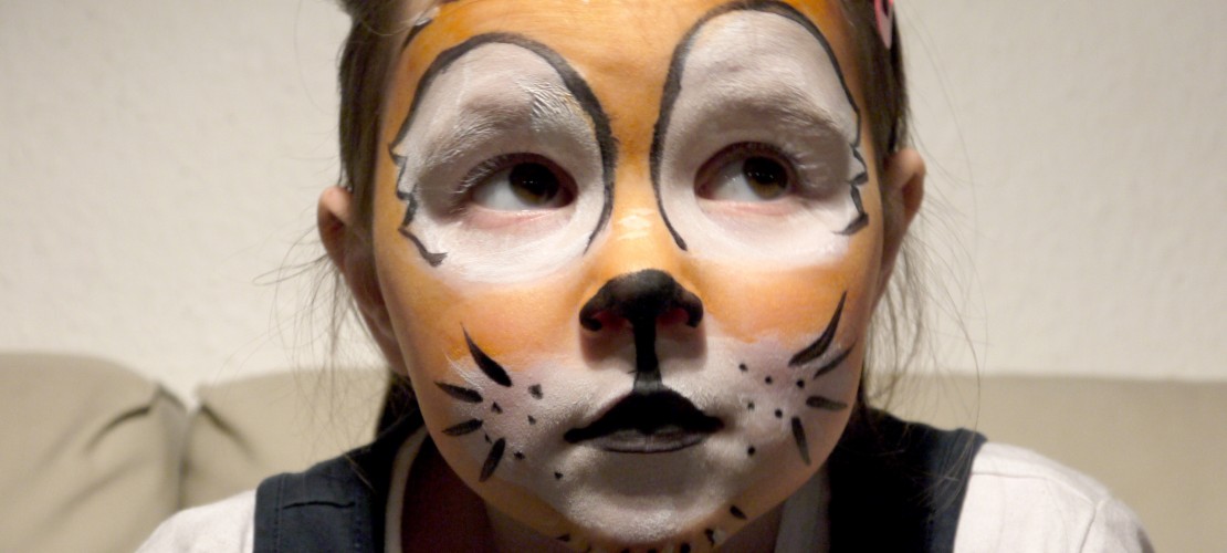 Das Tiger-Gesicht sieht ganz schön professionell aus – du kannst es aber einfach zu Hause nachmachen. (Foto: dpa)