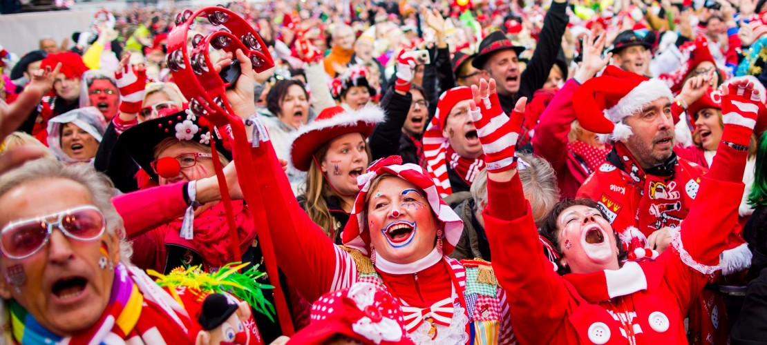 Ausnahmezustand in Köln: Jecken feiern vor dem Kölner Dom Karneval. (Foto: dpa)