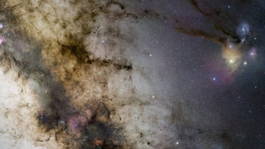 Schon lange wissen Astronomen, dass die normale Materie, aus der Sterne, Planeten und auch Menschen bestehen, generell nur einen kleinen Teil des Inhalts des Weltalls stellt. Mehr als fünf Mal häufiger ist die unsichtbare Dunkle Materie. woher sie kommt, Bemerkbar macht sich die dunkle Materie durch ihre Schwerkraft. (Foto: dpa)