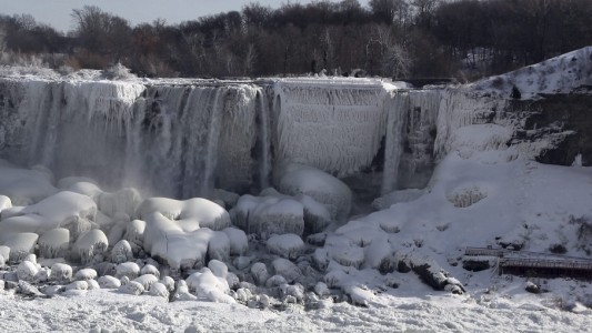 Bis ein Wasserfall gefriert, muss es sehr lange sehr kalt sein. An den Niagara-Fällen passiert das gerade. (Foto: dpa)