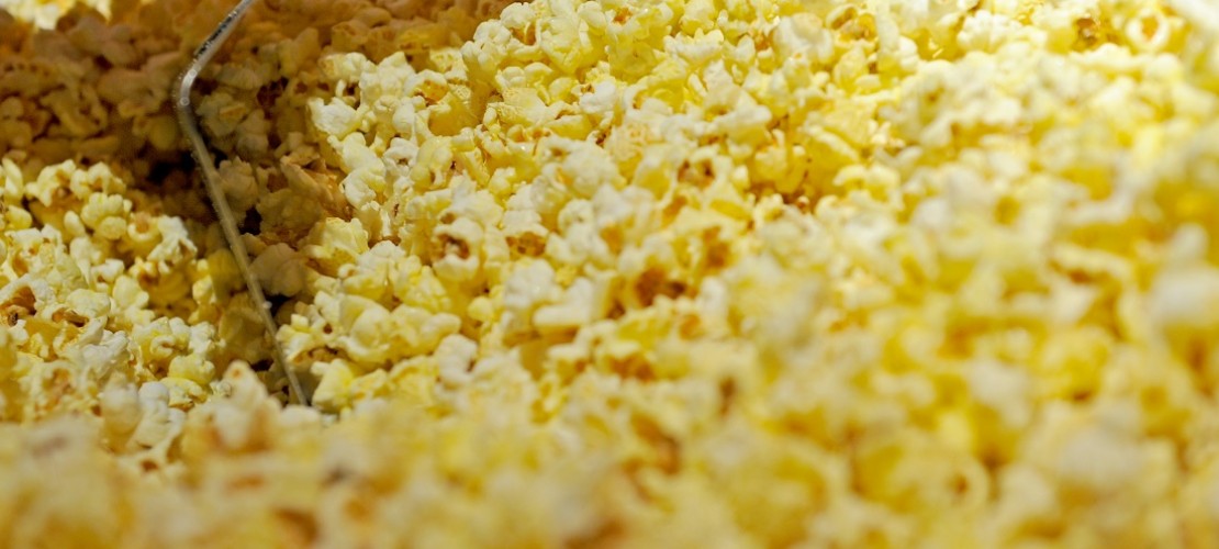 Forscher haben herausgefunden, woher das Geräusch kommt, wenn sich Maiskörner in Popcorn verwandeln. (Foto: dpa)