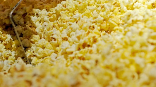 Forscher haben herausgefunden, woher das Geräusch kommt, wenn sich Maiskörner in Popcorn verwandeln. (Foto: dpa)