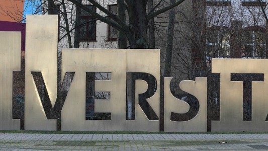 Professoren unterrichten an einer Hochschule. Zum Beispiel an der Universität. (Foto: dpa)