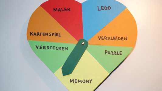 lieber Malen oder doch eher ein Puzzle machen? Weißt du manchmal nicht, was du spielen sollst? Da kann unser persönlich erfundenes Spielometer helfen. (Foto: Seiter)