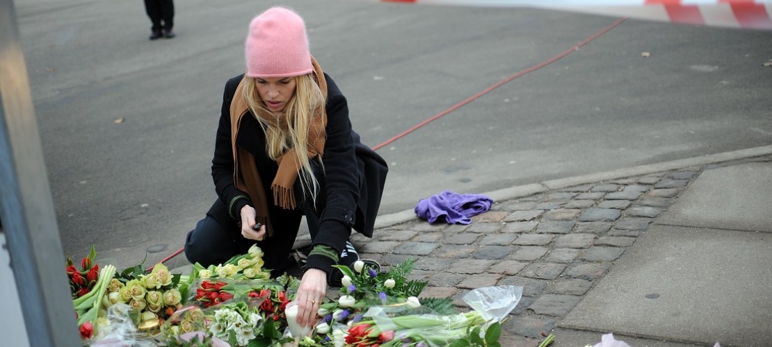 Nach den schlimmen Taten in Kopenhagen legten viele Menschen Blumen nieder oder zündeten Kerzen an. (Foto: dpa)