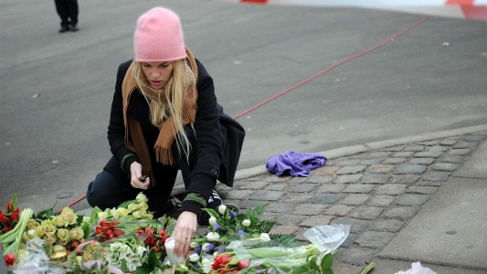 Nach den schlimmen Taten in Kopenhagen legten viele Menschen Blumen nieder oder zündeten Kerzen an. (Foto: dpa)