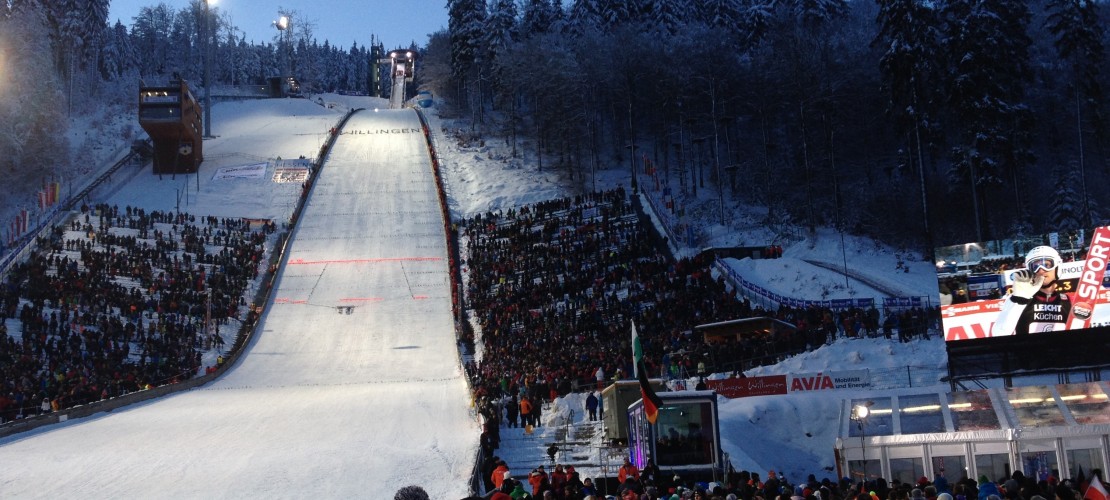 Einmal im Jahr reisen die besten Skispringer nach Willingen. Hier steht die Mühlenkopfschanze. Und hier findet der Skisprung-Weltcup statt. (Foto: Klemm)