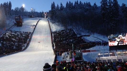 Einmal im Jahr reisen die besten Skispringer nach Willingen. Hier steht die Mühlenkopfschanze. Und hier findet der Skisprung-Weltcup statt. (Foto: Klemm)