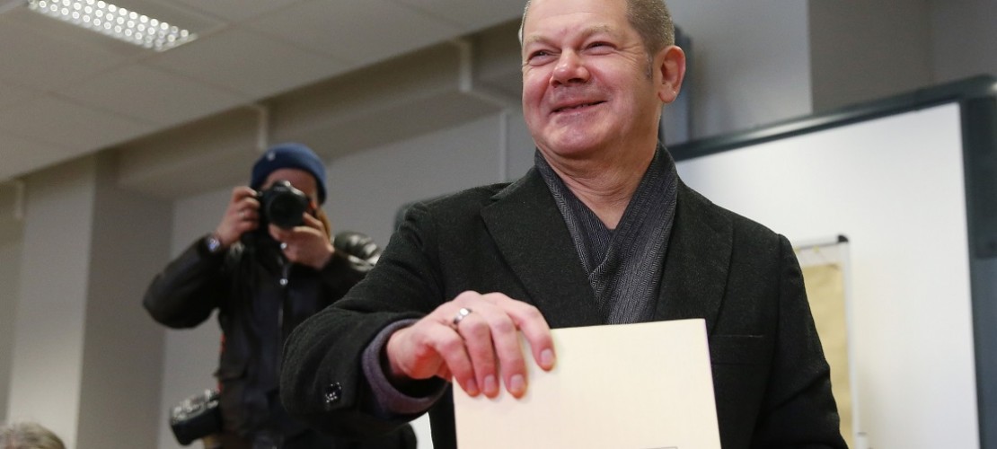 Wer so ein Foto sieht weiß: Aha! Hier wird gewählt! Hier ist Hamburgs Bürgermeister Olaf Scholz von der Partei SPD zu sehen. (Foto: dpa)