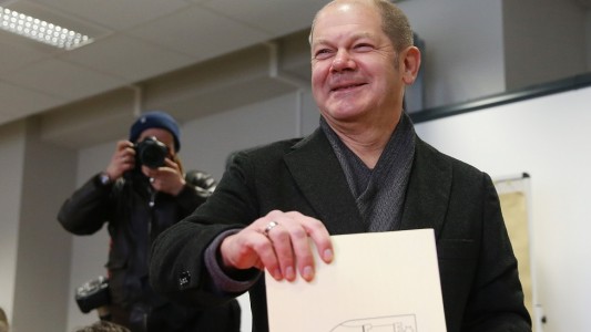 Wer so ein Foto sieht weiß: Aha! Hier wird gewählt! Hier ist Hamburgs Bürgermeister Olaf Scholz von der Partei SPD zu sehen. (Foto: dpa)