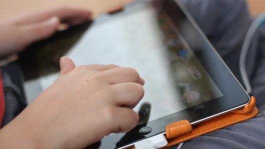 Auf YouNow kann man Filmchen von anderen Leuten anschauen. (Foto: dpa)