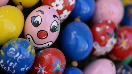 Zu Ostern gibt es für viele Menschen bunt bemalte Eier dazu. Wir erklären, woher die Eier kommen können. (Foto: dpa)