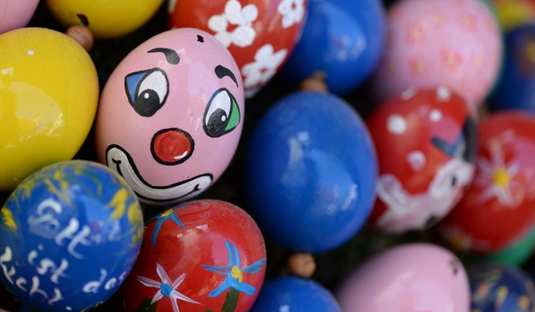 Zu Ostern gibt es für viele Menschen bunt bemalte Eier dazu. Wir erklären, woher die Eier kommen können. (Foto: dpa)