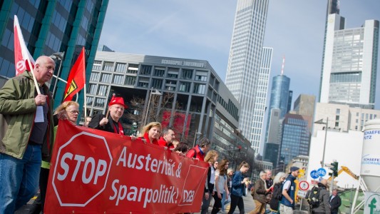 Viele Menschen protestierten in der Stadt Frankfurt am Main. (Foto: dpa)