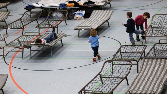 Nicht genug Unterkünfte: Viele Flüchtinge schlafen in Turnhallen