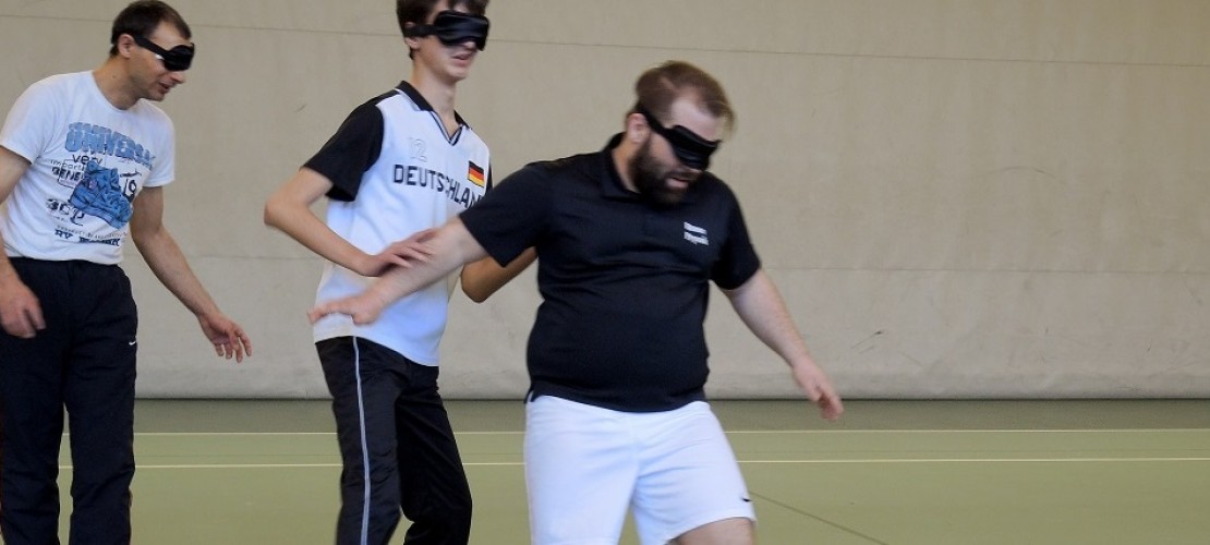 Die Spieler beim Blindenfußball tragen häufig Augenbinden. So hat niemand einen Vorteil. (Foto: dpa)