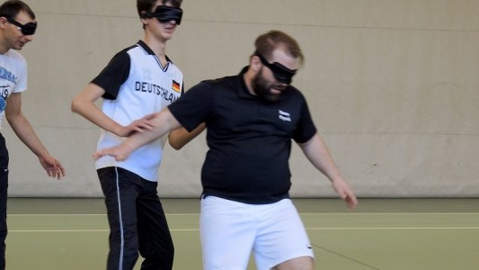 Die Spieler beim Blindenfußball tragen häufig Augenbinden. So hat niemand einen Vorteil. (Foto: dpa)