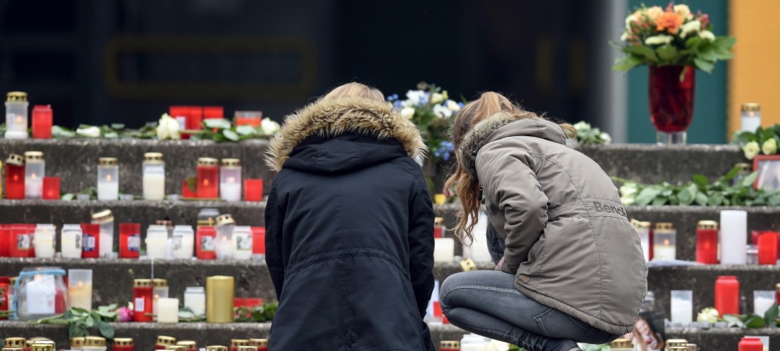 In der Kleinstadt Haltern trauern Kinder trauern die Menschen um Schüler und zwei Lehrer, die mit dem Flugzeug abgestürzt sind. (Foto: dpa)