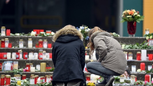 In der Kleinstadt Haltern trauern Kinder trauern die Menschen um Schüler und zwei Lehrer, die mit dem Flugzeug abgestürzt sind. (Foto: dpa)
