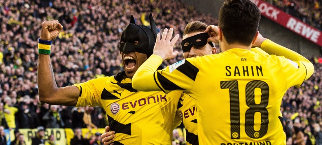 Marco Reus (in der Mitte) zog die Robin-Maske über, Pierre-Emerick Aubameyang (lins) die Batman-Maske. (Foto: dpa)