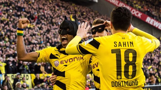 Marco Reus (in der Mitte) zog die Robin-Maske über, Pierre-Emerick Aubameyang (lins) die Batman-Maske. (Foto: dpa)