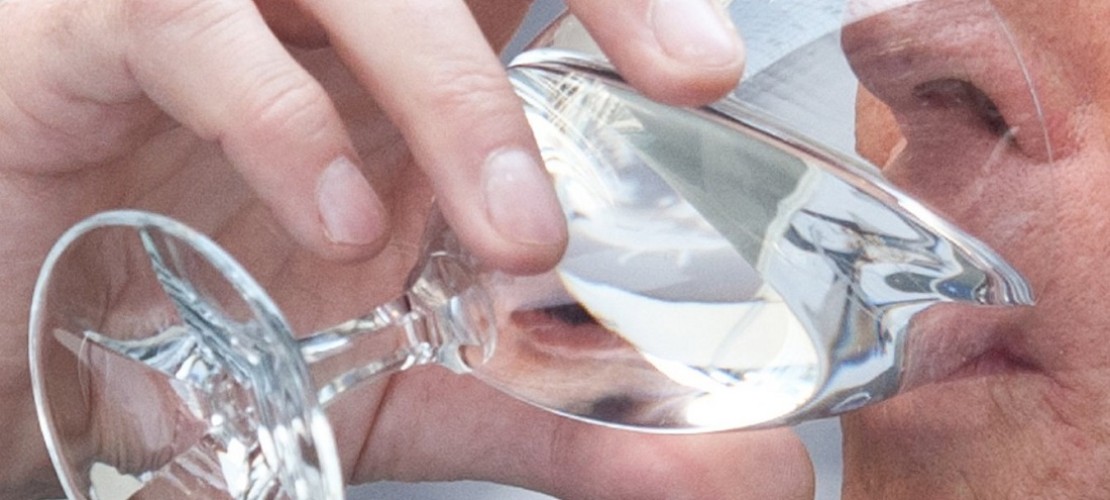 Ratschläge, einen Schluckauf wegzukriegen, gibt es sehr viele. Man kann zum Beispiel ein Glas kaltes Wasser trinken. Oder man hält länger die Luft an. Das soll helfen... (Foto: dpa)
