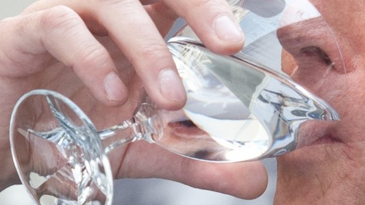 Ratschläge, einen Schluckauf wegzukriegen, gibt es sehr viele. Man kann zum Beispiel ein Glas kaltes Wasser trinken. Oder man hält länger die Luft an. Das soll helfen... (Foto: dpa)
