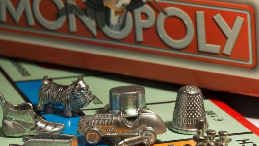 Das Brettspiel Monopoly gibt es schon sehr lange. Diese Woche wird es 80 Jahre alt. (Foto: dpa)