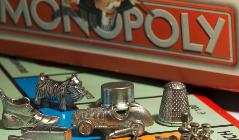 Das Brettspiel Monopoly gibt es schon sehr lange. Diese Woche wird es 80 Jahre alt. (Foto: dpa)