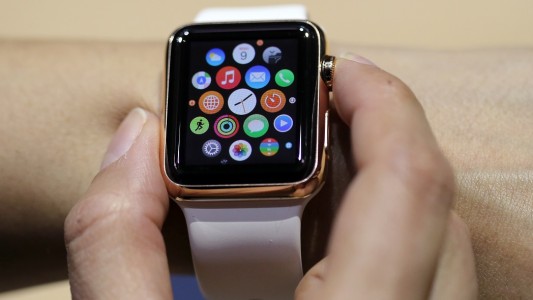Mit der Computer-Uhr kann man zum Beispiel Einkäufe bezahlen. (Foto: dpa)