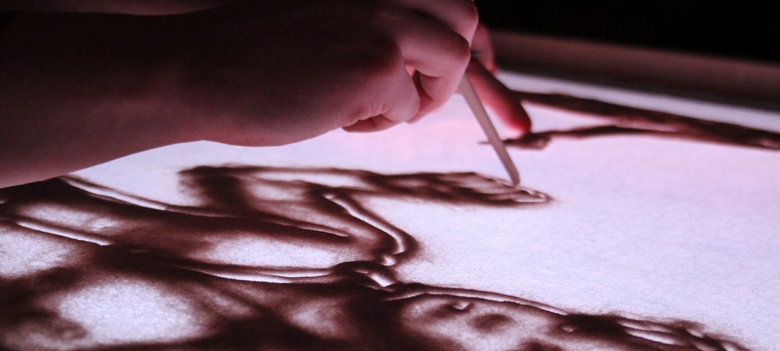 Zum Malen braucht man den richtigen Sand. Er darf nicht zu fein oder zu grob sein. (Foto: dpa)