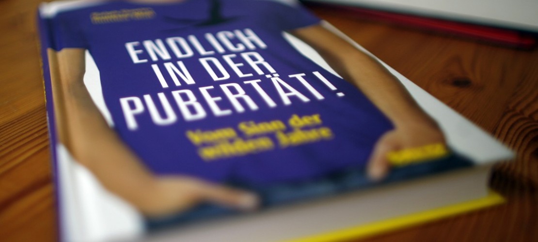 In der Pubertät verändert sich der Körper. Manchmal hilft es auch, in Büchern dazu nachzulesen. (Foto: dpa)