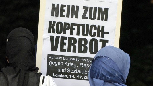 Man darf Lehrerinnen nicht einfach so verbieten, ein Kopftuch zu tragen. Das hat ein Gericht entschieden. (Foto: dpa)