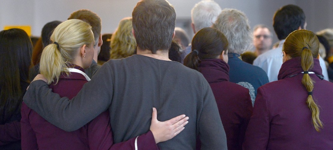 Manche hielten sich während der Schweigeminute im Arm. (Foto: dpa)