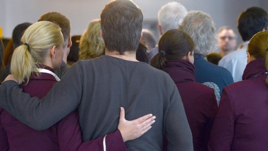 Manche hielten sich während der Schweigeminute im Arm. (Foto: dpa)