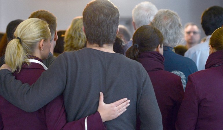 Manche hielten sich während der Schweigeminute im Arm. (Foto: dpa)