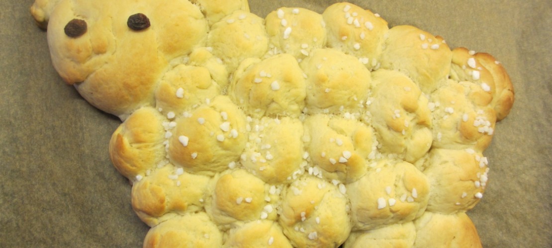 Fast zu süß zum Essen, aber auch zu lecker, um es stehen zu lassen: Dieses Osterlamm kannst du ganz einfach selber backen. (Fotos: Sommersberg)