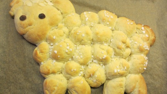 Fast zu süß zum Essen, aber auch zu lecker, um es stehen zu lassen: Dieses Osterlamm kannst du ganz einfach selber backen. (Fotos: Sommersberg)