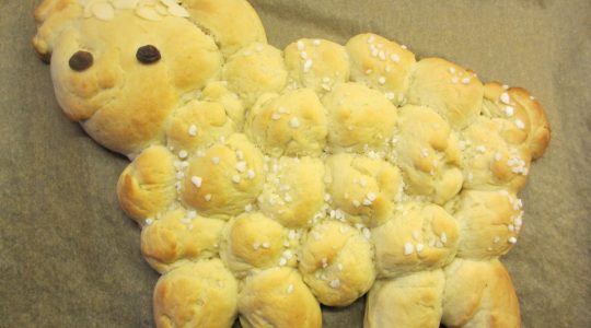 Fast zu süß zum Essen, aber auch zu lecker, um es stehen zu lassen: Dieses Osterlamm kannst du ganz einfach selber backen. (Fotos: Sommersberg)