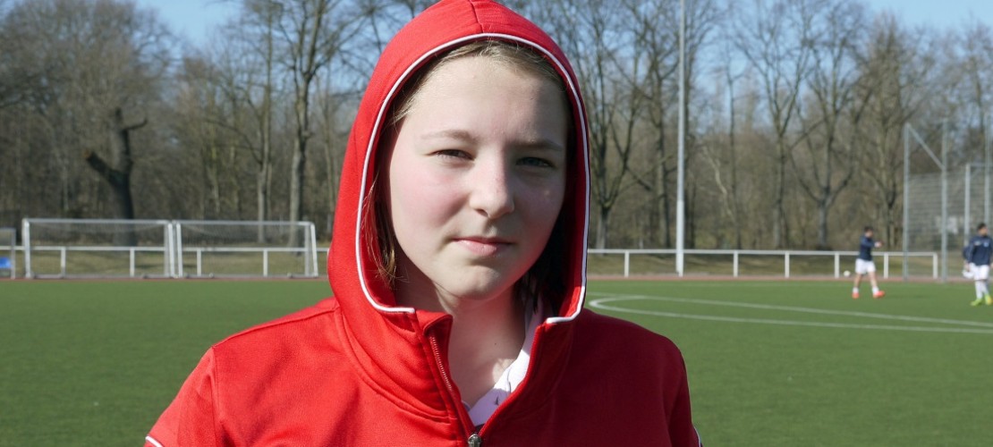 In ihrem Fußball-Verein spielt Pauline zusammen mit Jungs. (Foto: dpa)