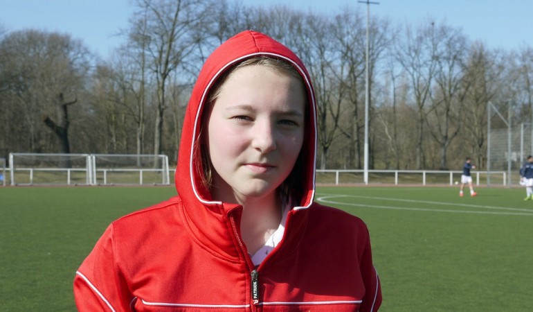 In ihrem Fußball-Verein spielt Pauline zusammen mit Jungs. (Foto: dpa)