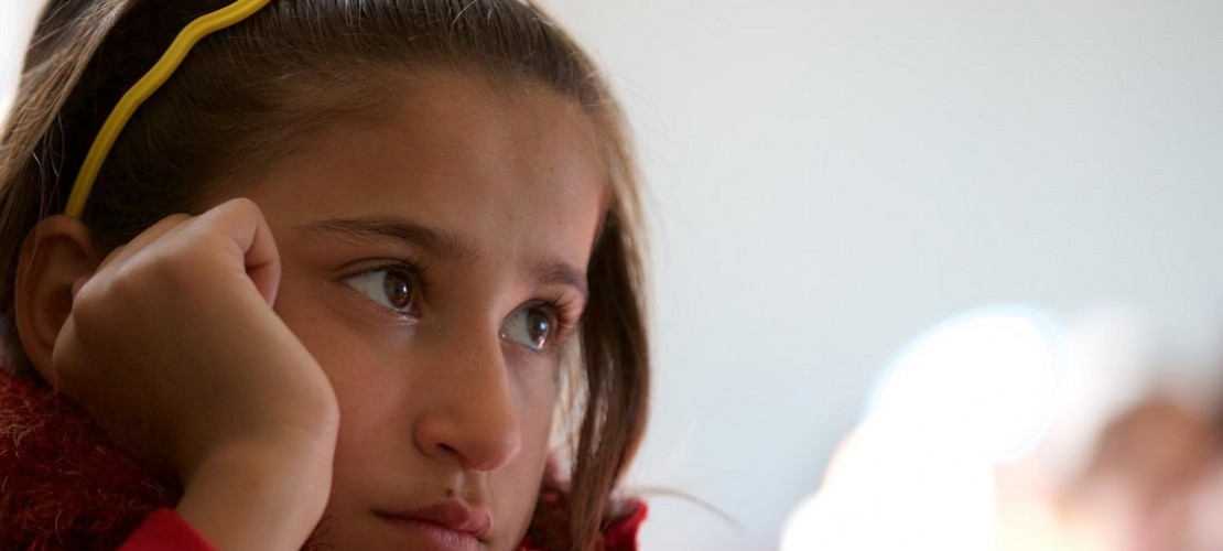 Das ist Safa. Sie ist eine von ganz vielen Kindern, die aus Syrien geflohen sind. Seit fast drei Jahren lebt sie in einem Flüchtlingscamp. (Foto: dpa)