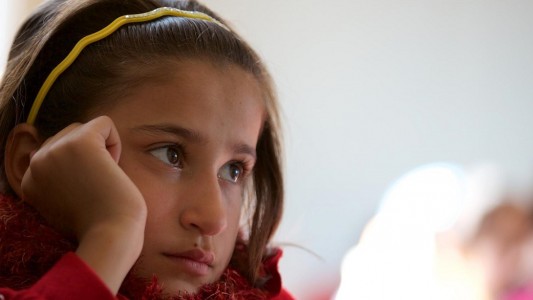 Das ist Safa. Sie ist eine von ganz vielen Kindern, die aus Syrien geflohen sind. Seit fast drei Jahren lebt sie in einem Flüchtlingscamp. (Foto: dpa)