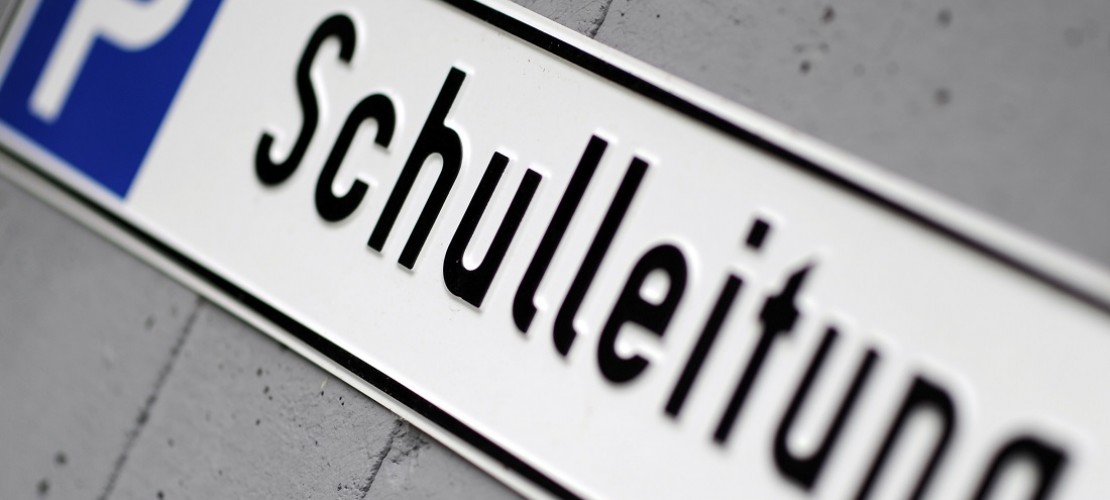 Schulleiter haben viele verschiedene Aufgaben: zum Beispiel Unterricht geben und Eltern beraten. (Foto: dpa)